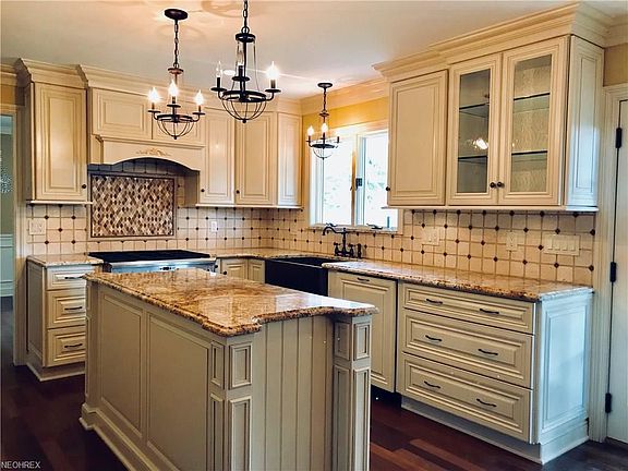 3rd image of 17819 Fox Hollow Dr
