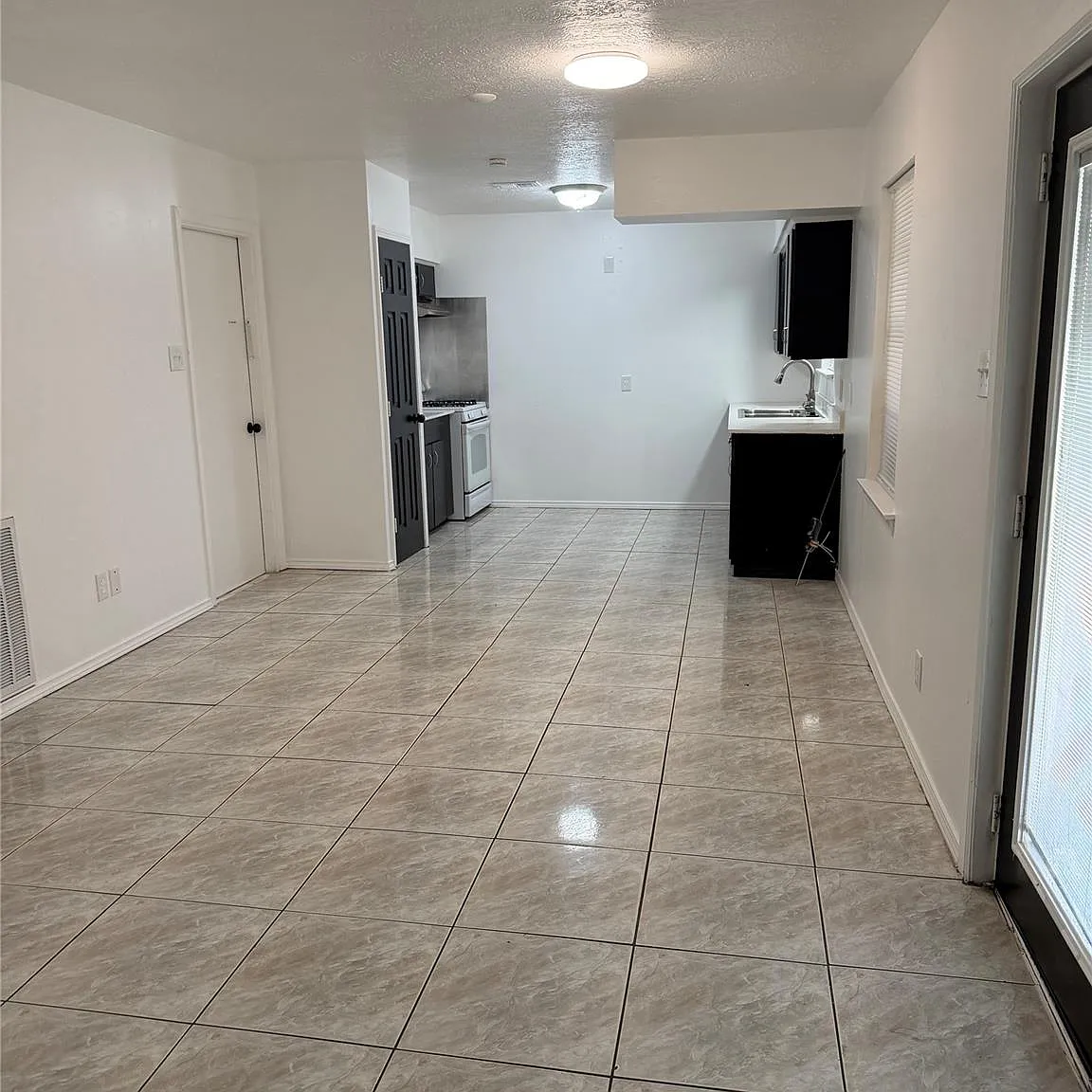3 bed, 2.0 bath, 1472 sqft, $1,800 — Photo 4
