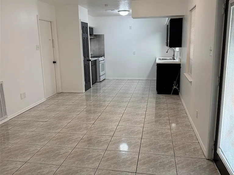 843 Regal St — Photo 4