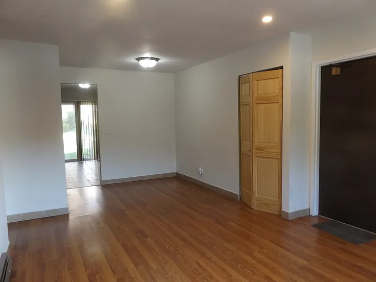 710 W Huntington Commons Rd #1B — Photo 4
