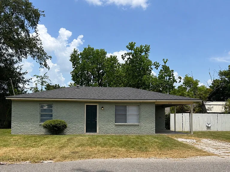 880 W Verdine St — Photo 1