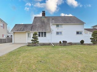 43 Lantern Rd, Hicksville, NY 11801