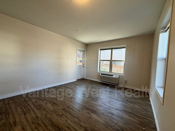 2nd image of 598 Sutherland Ave #104