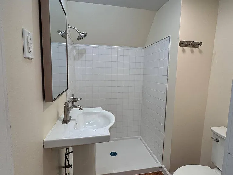 17-19 Roosevelt St #19B — Photo 5