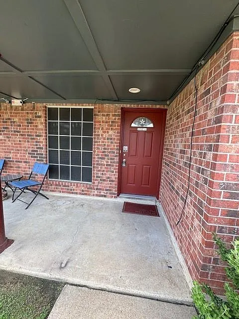 2 bed, 1.0 bath, 1882 sqft, $1,450 — Photo 2