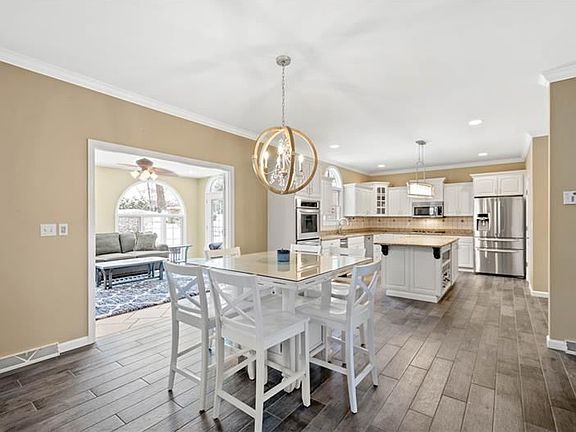 5th image of 172 Oakview Dr