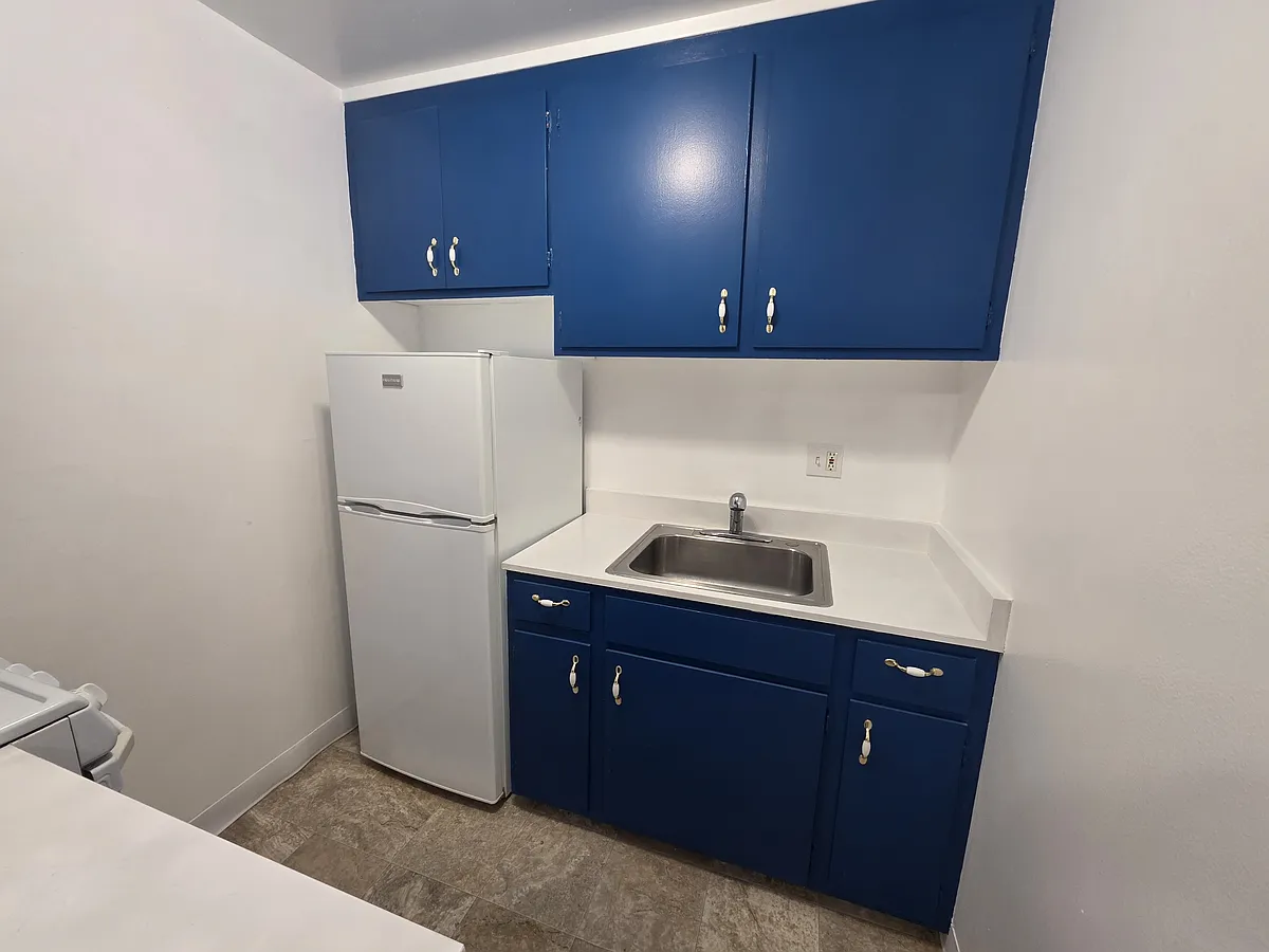 Building Photo - 701 9th Ave #14