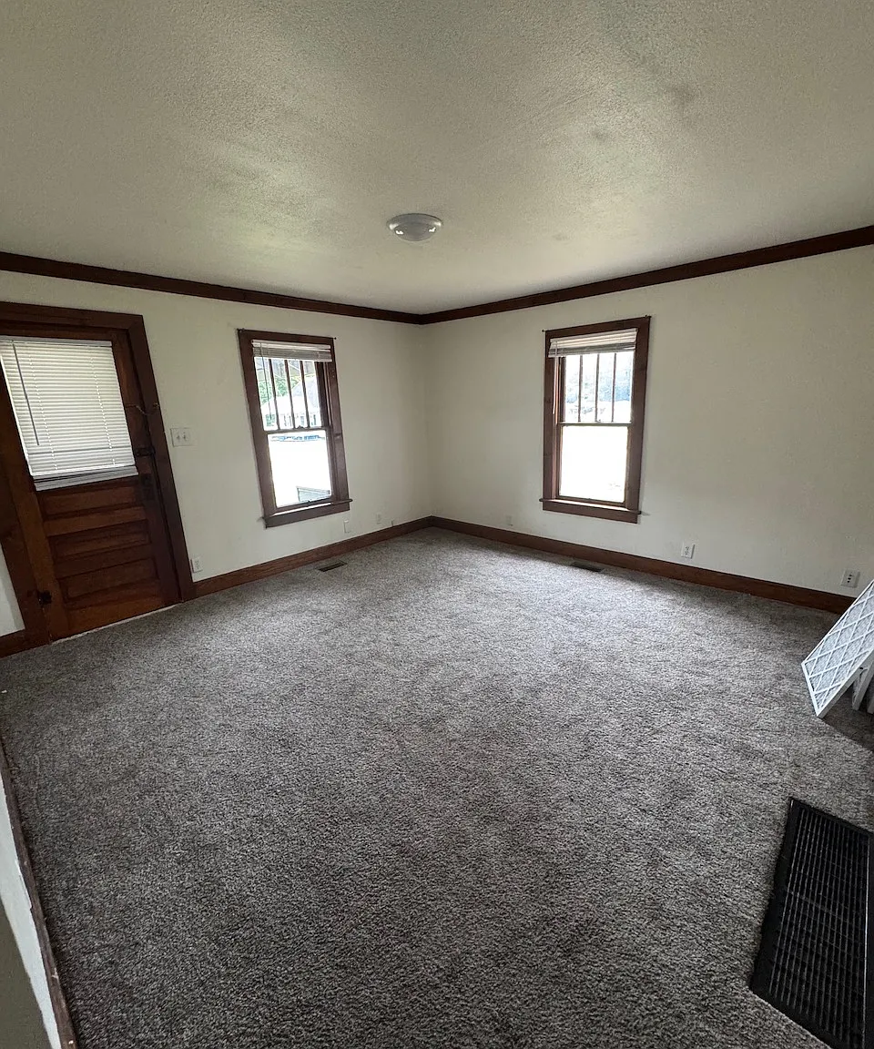 1613 Ash — Photo 2