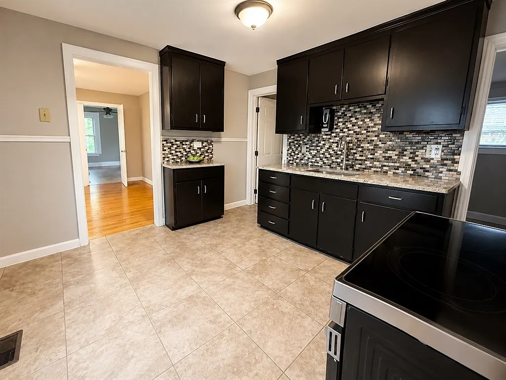 3 bed, 1.0 bath, 1194 sqft, $2,350 — Photo 3