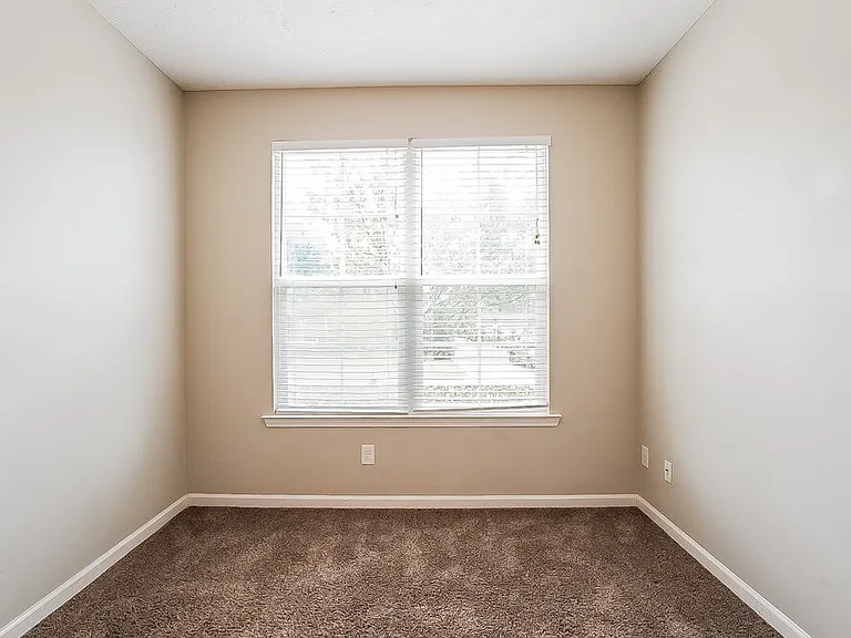 1718 Hartford Ln — Photo 14
