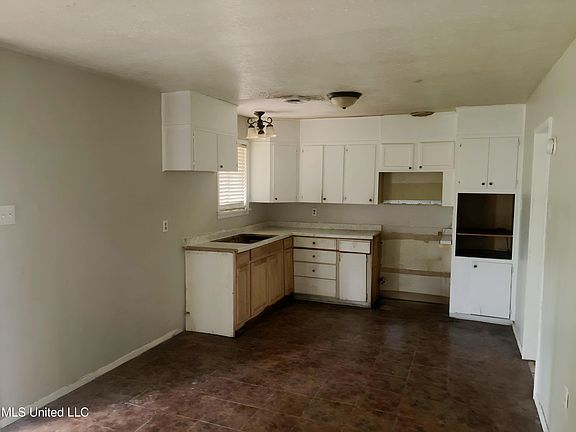 2nd image of 3233 Woodview Dr