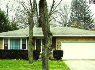 4442 Azalea Ln, North Olmsted, OH 44070