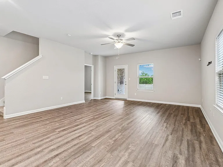 616 Sigourney Way — Photo 4