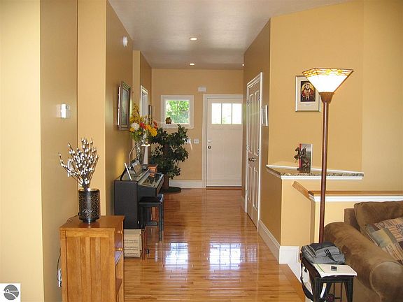 3rd image of 10719 Shrewbury St