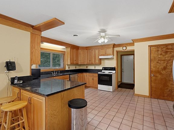 4th image of 30 Bond Rd