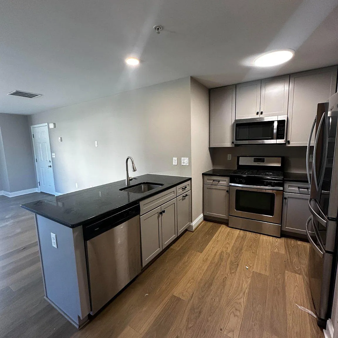 2 bed, 1.0 bath, 1066 sqft, $2,200 — Photo 4