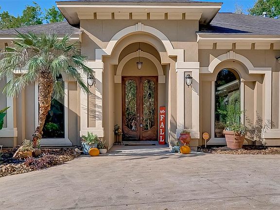 Eye-catching arched entrance evoke countryside charm!