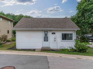 1620 River Bluff Dr, Cedar Falls, IA 50613