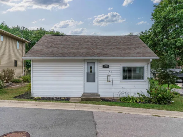 1620 River Bluff Dr, Cedar Falls, IA 50613