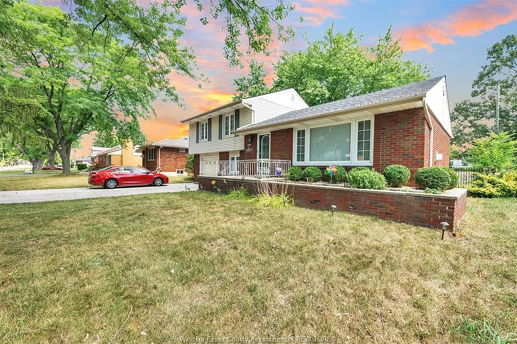 3 bed, 1.5 bath, $2,395 — Photo 3