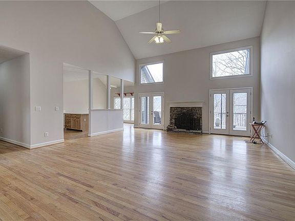 3rd image of 207 Stone Ridge Ct