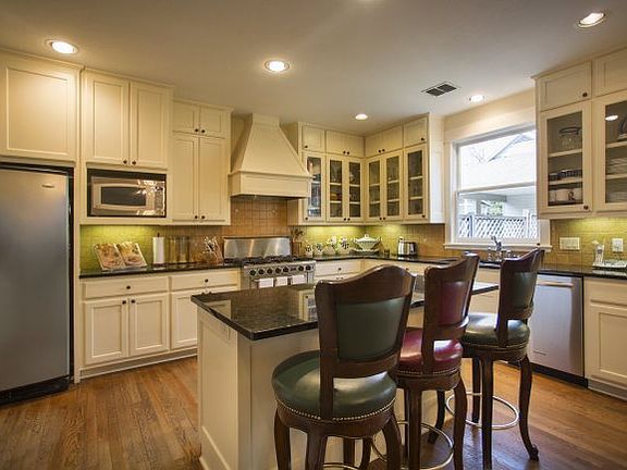 4th image of 425 Ogden Ln