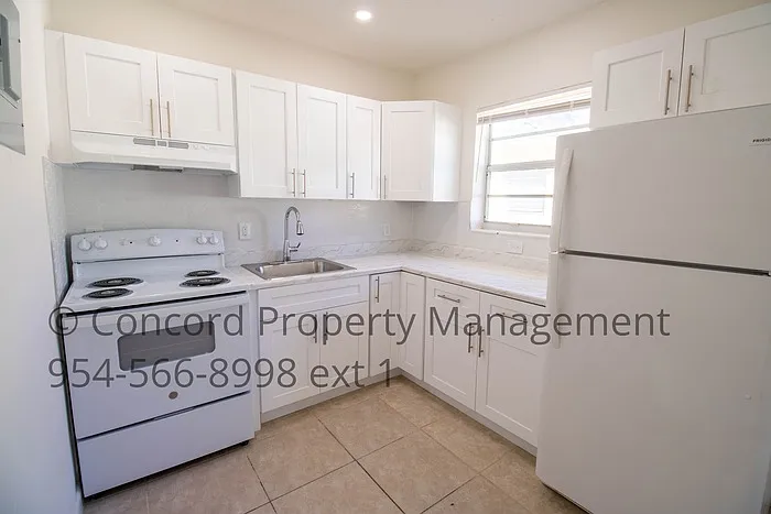 835 SW 4th St #3 — Photo 1