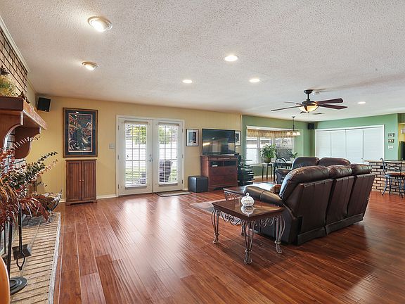 3rd image of 3745 Fran St