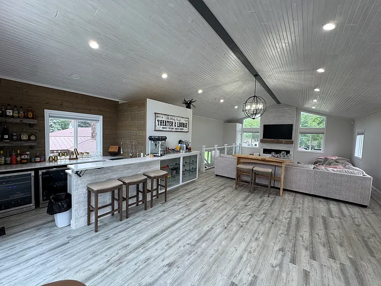 1571 N Huron Rd — Photo 6