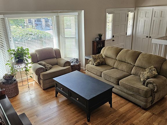 Family Room 3 of 5