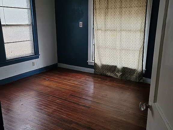 4th image of 611 E Birdsong St