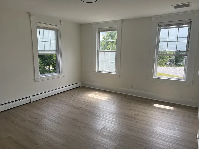 3 Berwick Rd #4 — Photo 1