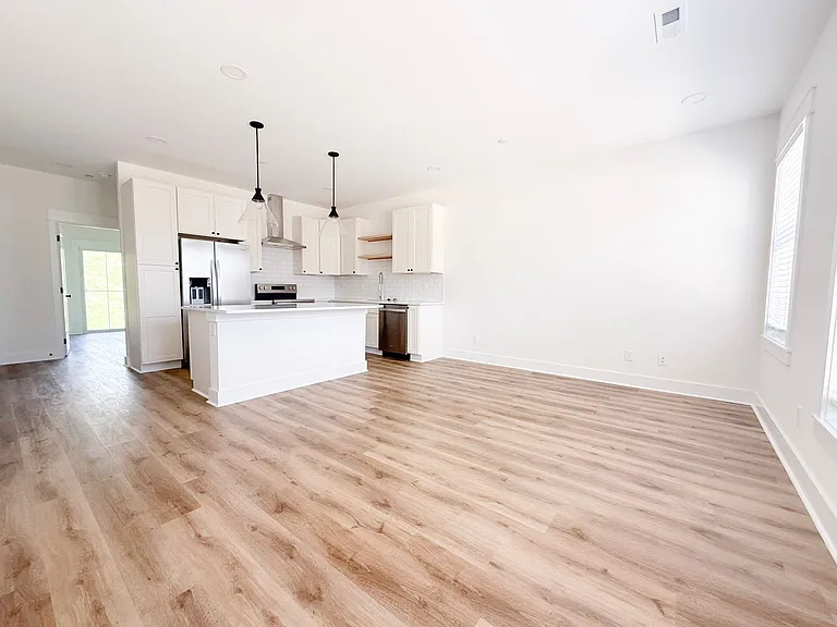 1385 Meridian St — Photo 6