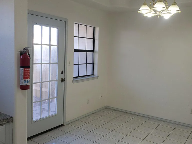 2704 Melanie Dr — Photo 5