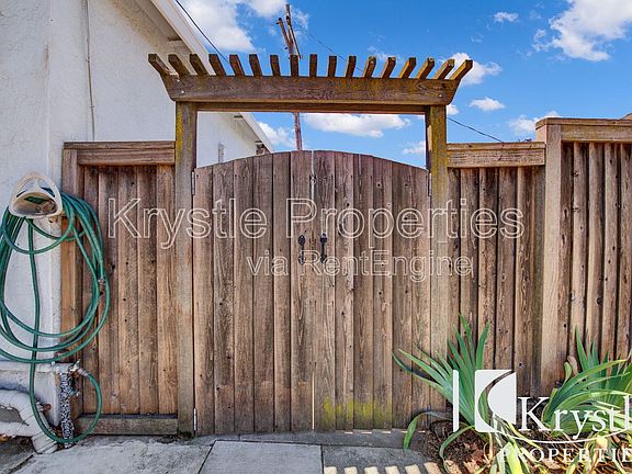 3rd image of 211 Oakmore Ct #P