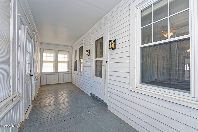 5th image of 44 Carlton Avenue