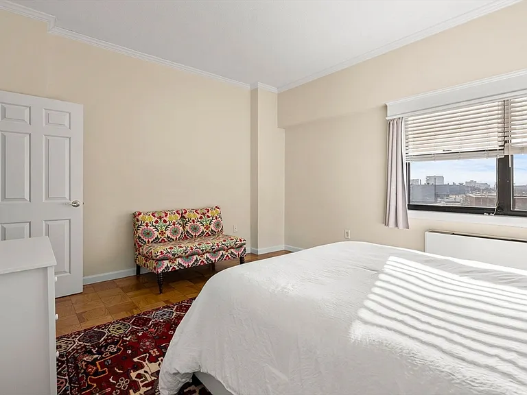 2 Hawthorne Pl #17M — Photo 27