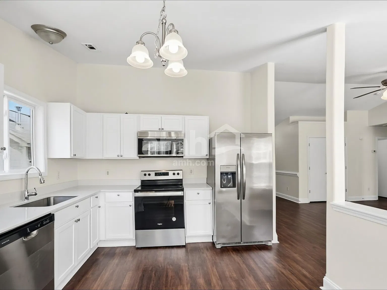 3 bed, 2.0 bath, 1186 sqft, $2,015 — Photo 3