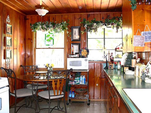 Spacious eat-in kitchen with lots of cabinets!