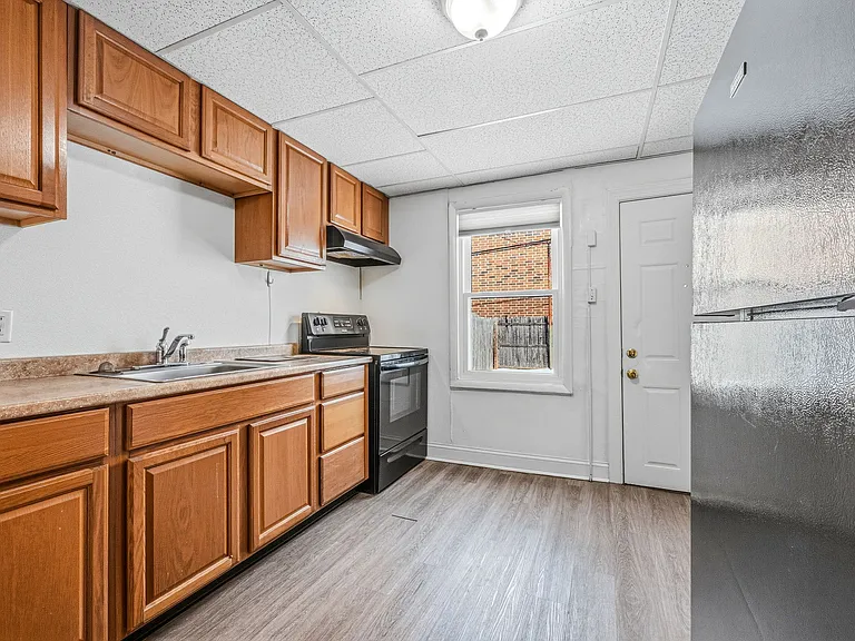 1813 W 7th St — Photo 13