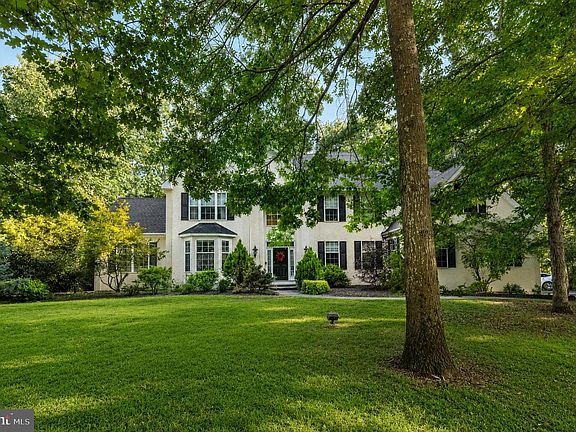 3rd image of 2 Greenbriar Rd