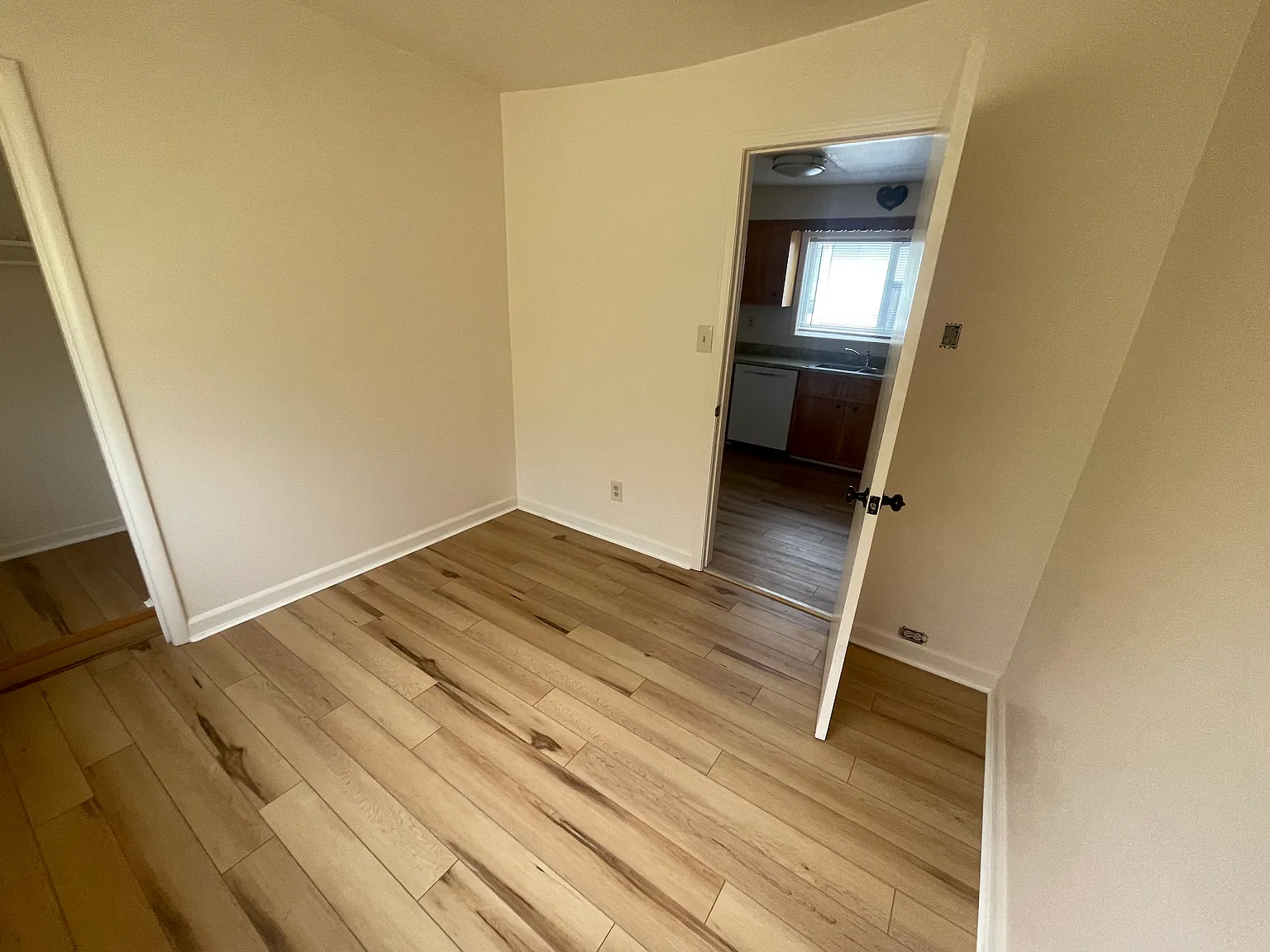 3 bed, 1.0 bath, 908 sqft, $1,550 — Photo 3