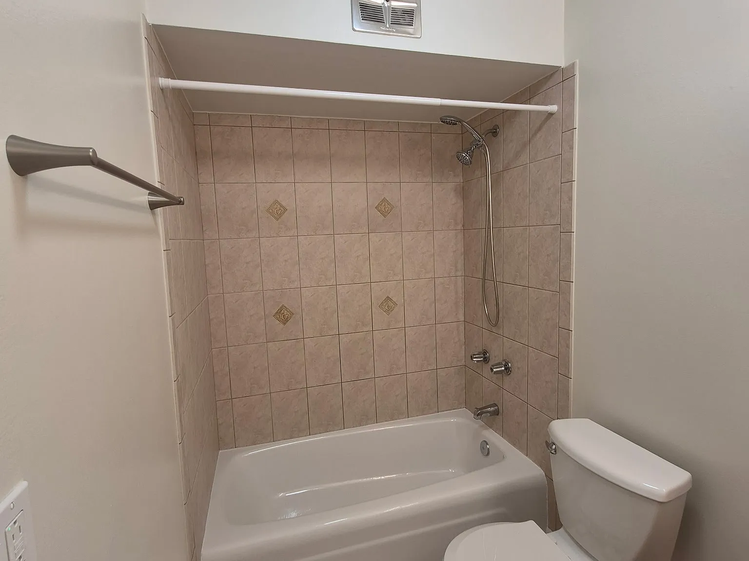 2 bed, 1.5 bath, 1022 sqft, $1,980 — Photo 4