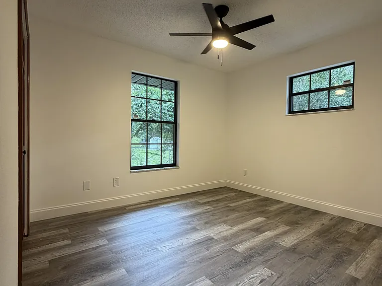 1095 E Graves Ave — Photo 18