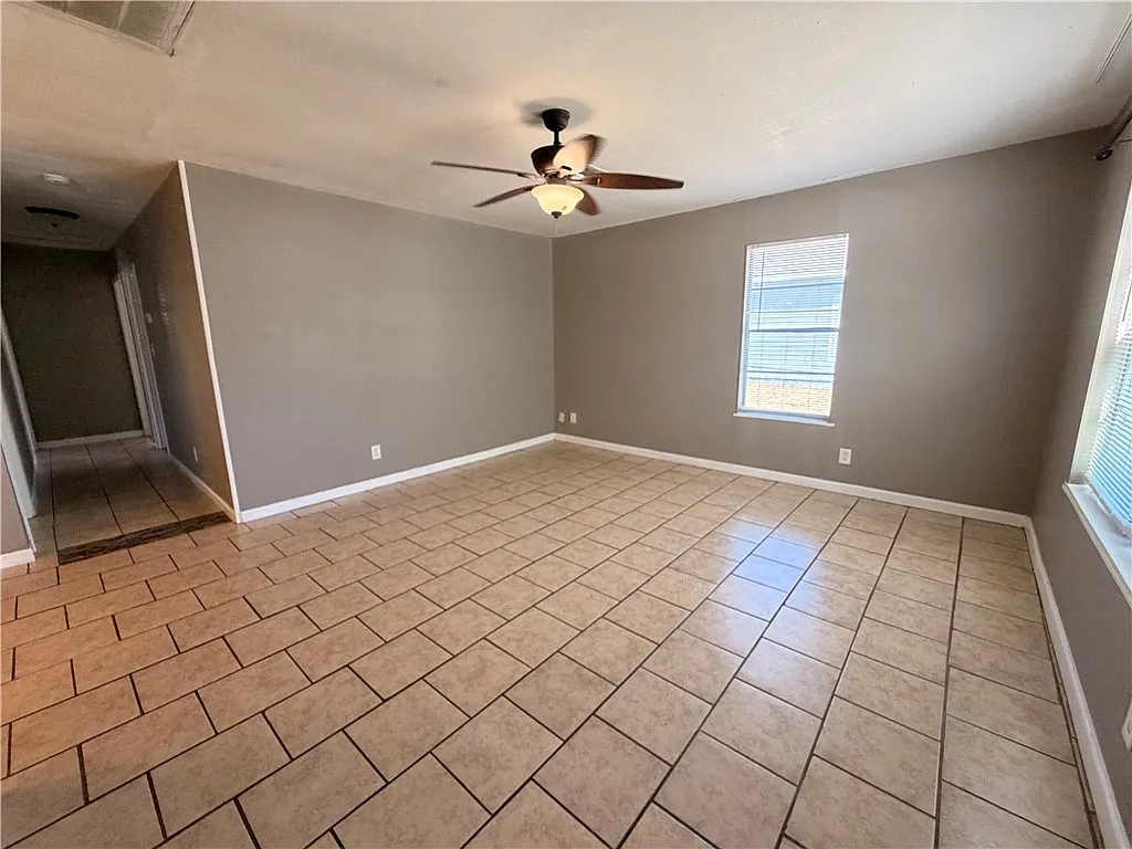 3 bed, 2.0 bath, 1108 sqft, $1,545 — Photo 3