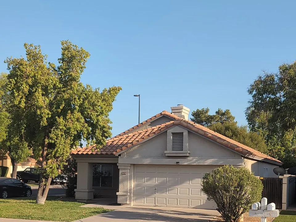 2325 E Lakecrest Dr