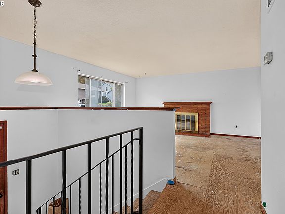 4th image of 1919 Garrison St