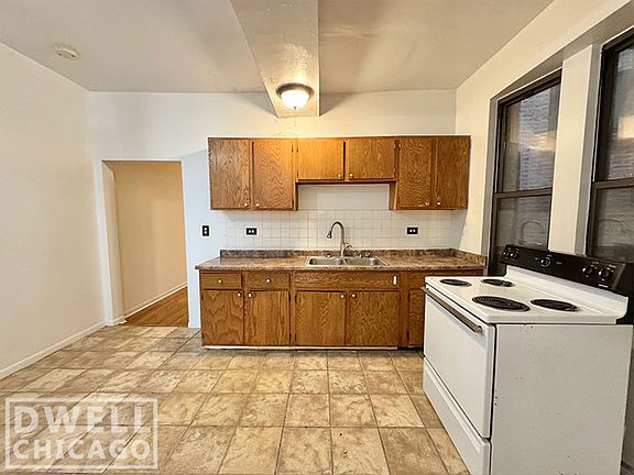 3rd image of 3147 W Medill Ave