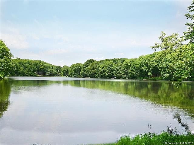 2nd image of 20 Pond View Rd