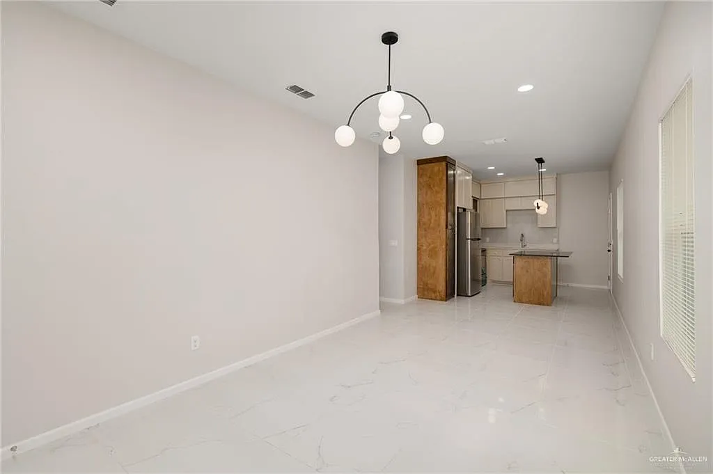 3 bed, 2.0 bath, 4250 sqft, $1,250 — Photo 3